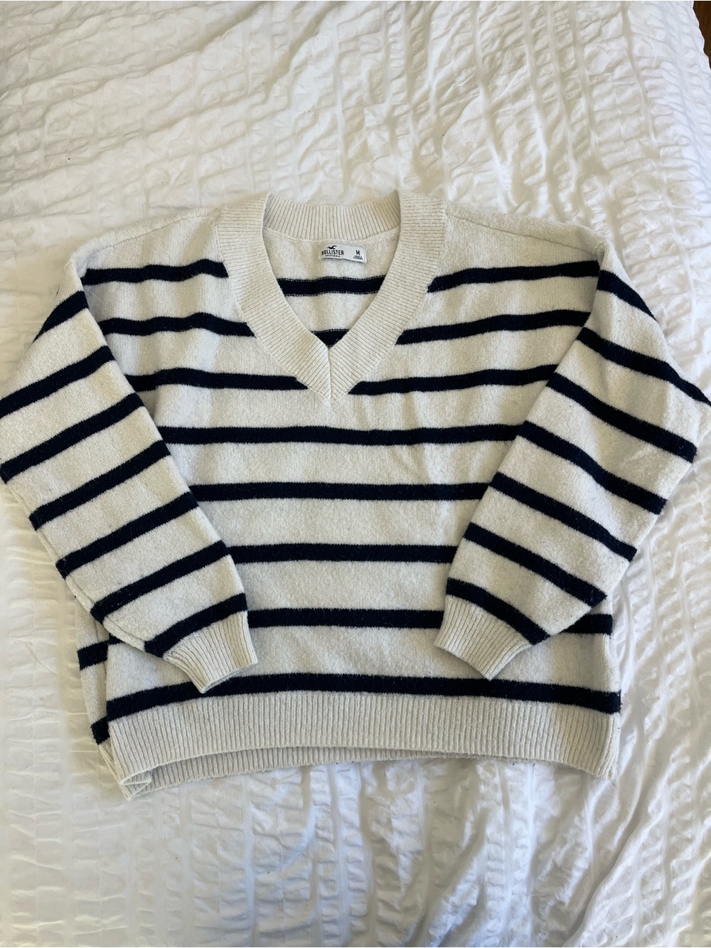 HOLLISTER Women's Ivory and Navy Stripe V-Neck Sweater